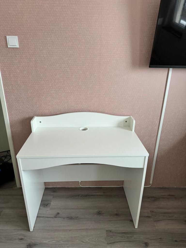 Bureau ikea, Huis en Inrichting, Bureaus, Ophalen, Zo goed als nieuw