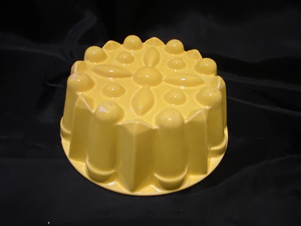 Retro/Brokante Leuk geel rond puddingvorm., Gebruikt, Overige typen, Ophalen of Verzenden, Overige stijlen