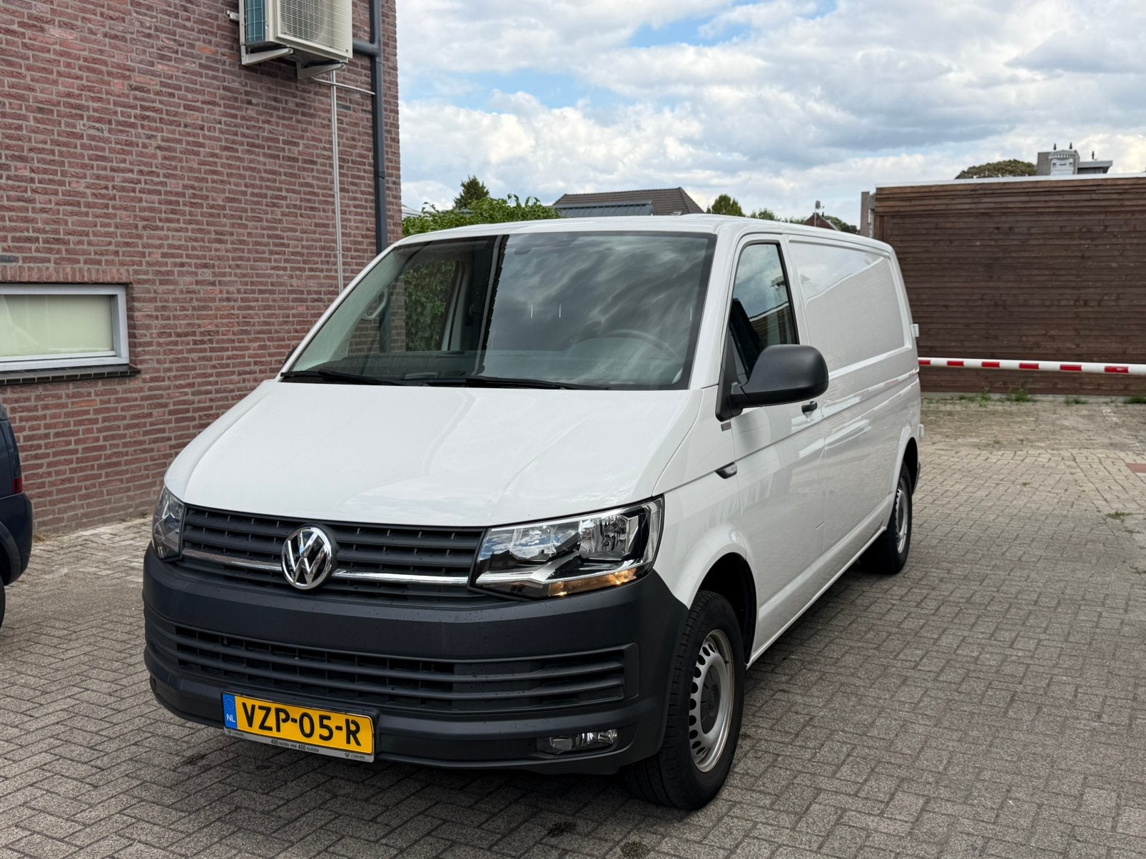 Volkswagen Transporter 2.0TDI 110KW Automaat 2019 Wit INCBTW, Auto's, Bestelauto's, Stof, 4 cilinders, 150 pk, Volkswagen