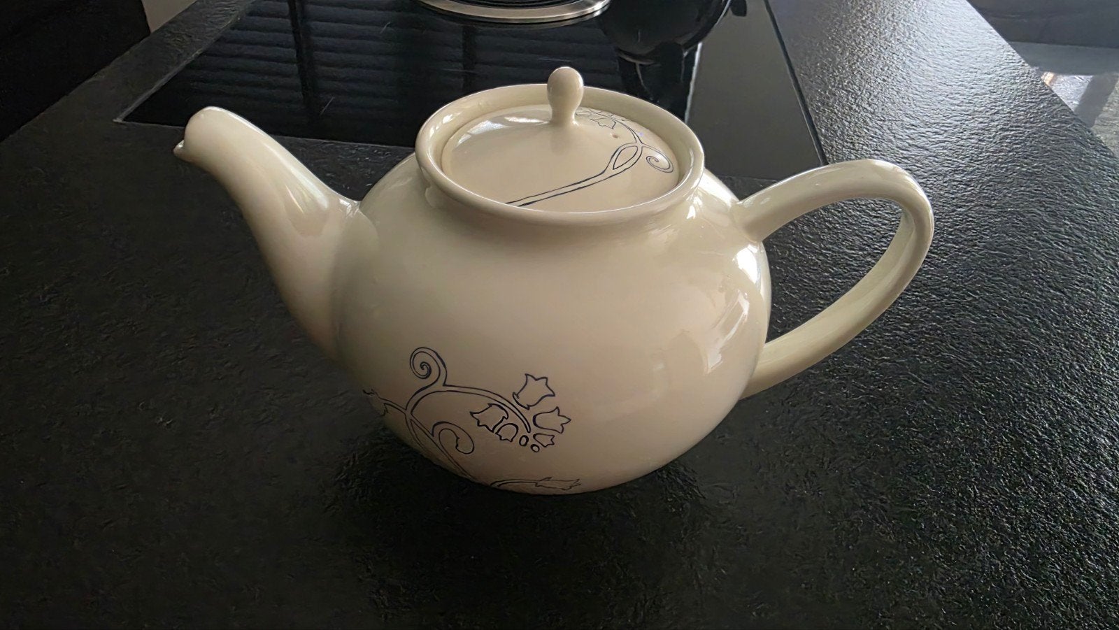 Crème theepot met blauw bloemmotief, Zo goed als nieuw, Steen/keramiek, Overige merken, Ophalen