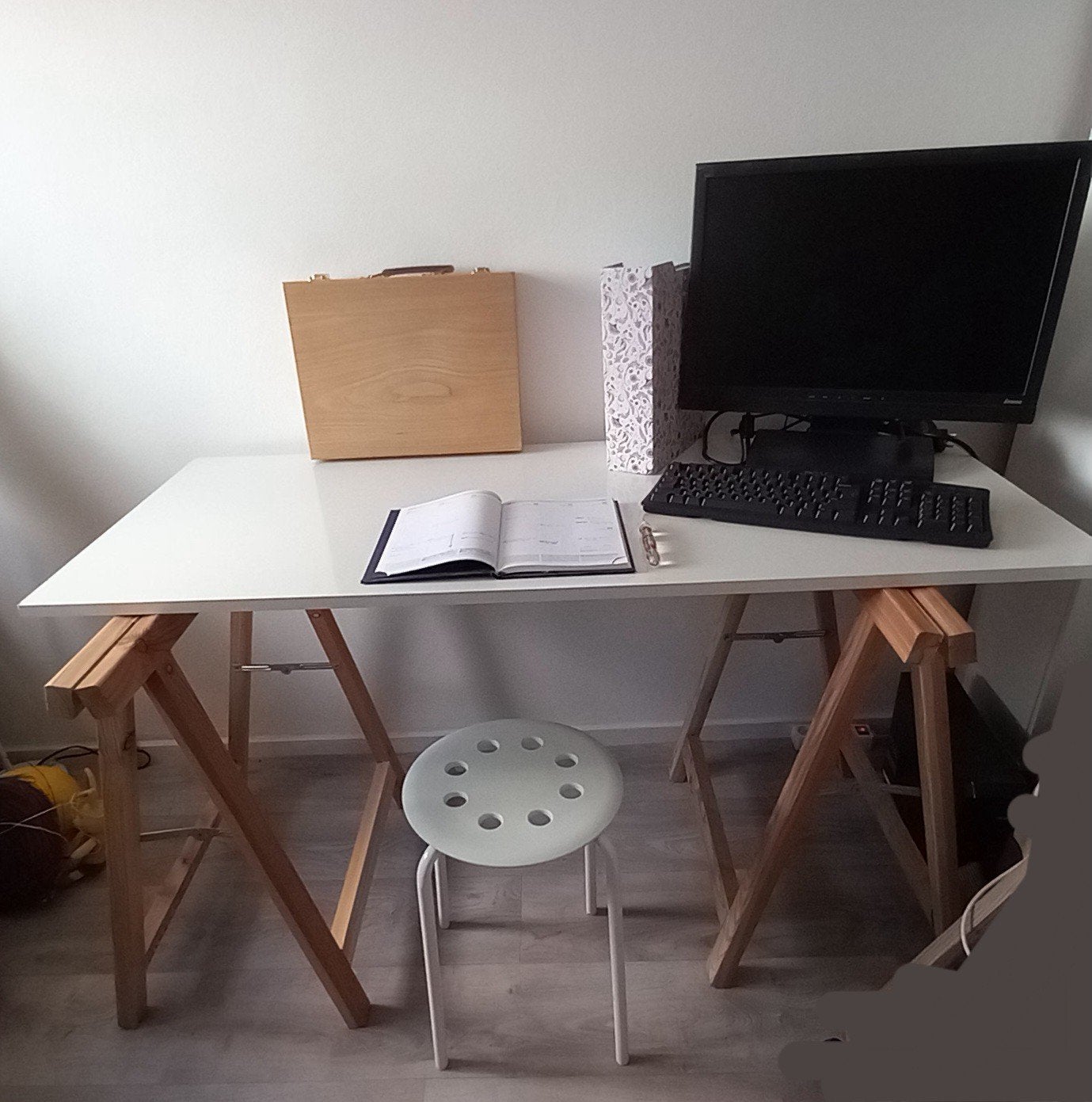 Bureaublad op schragen - Ideaal voor werk of hobby, Ophalen, Gebruikt, Hout, Wit