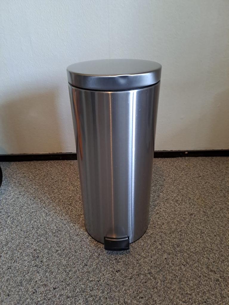 Te koop grote pendaal emmer merk brabantia, Huis en Inrichting, Woonaccessoires | Prullenbakken, Ophalen, Gebruikt, Met pedaal