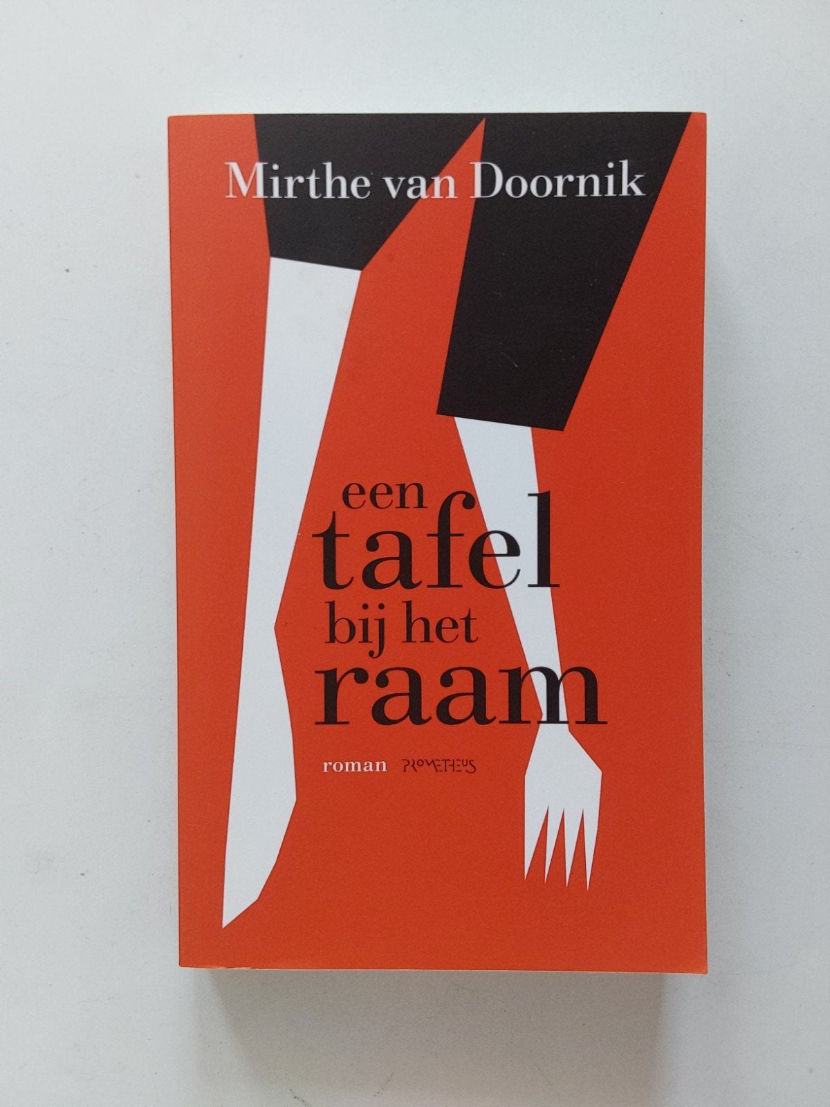 Mirthe van Doornik : een tafel bij het raam (in nieuwstaat), Ophalen of Verzenden, Zo goed als nieuw, Nederland, Mirthe van Doornik
