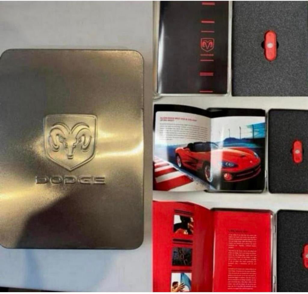 Uniek Dodge bewaar blik met folder en usb stick, Ophalen of Verzenden, Gelezen, Overige merken
