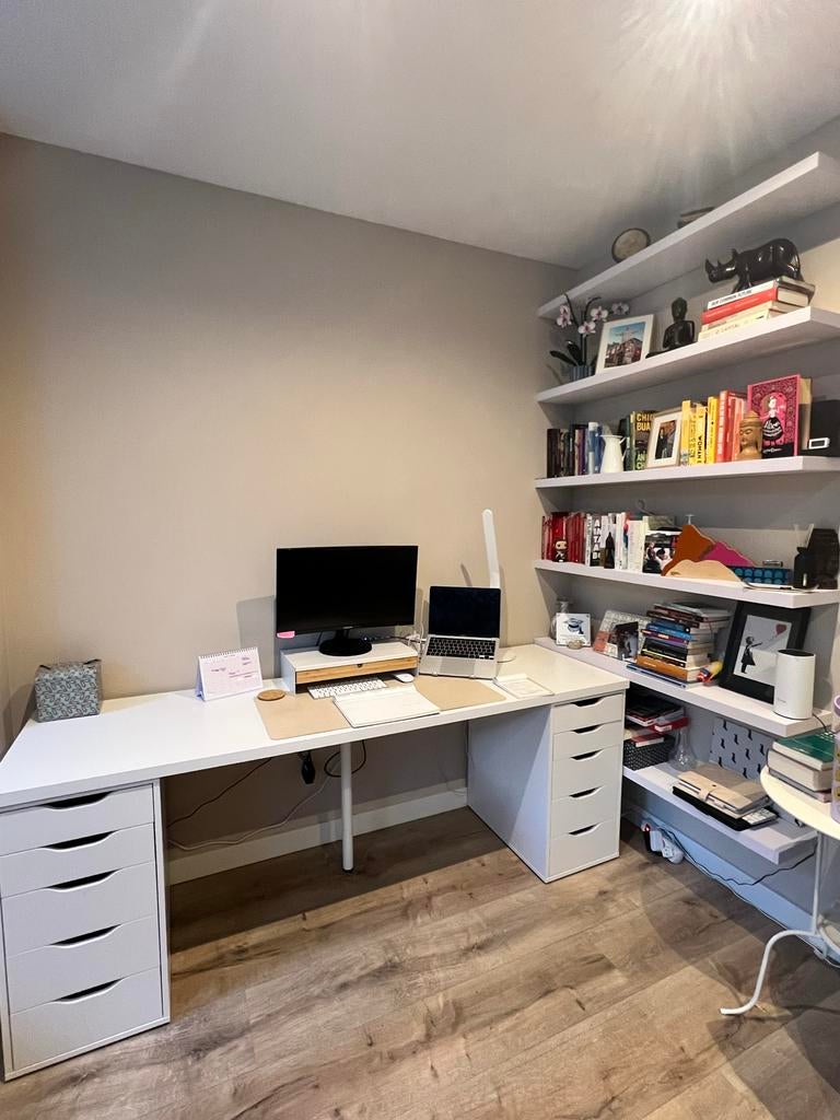 Compleet thuiskantoor – bureau, ladekast & 6 wandplanken, Ophalen, Met lades, Spaanplaat of MDF, Zo goed als nieuw