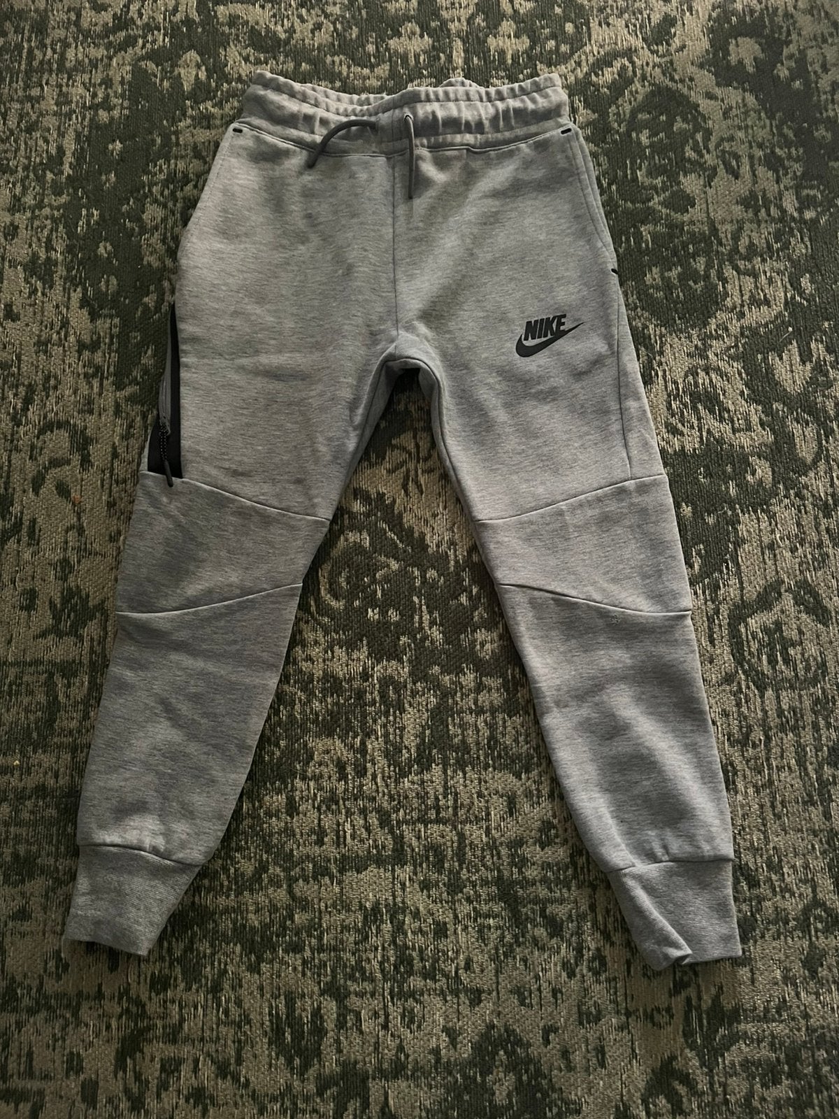 Nike tech trainingspak 122/128, Ophalen, Zo goed als nieuw, Jongen, Setje