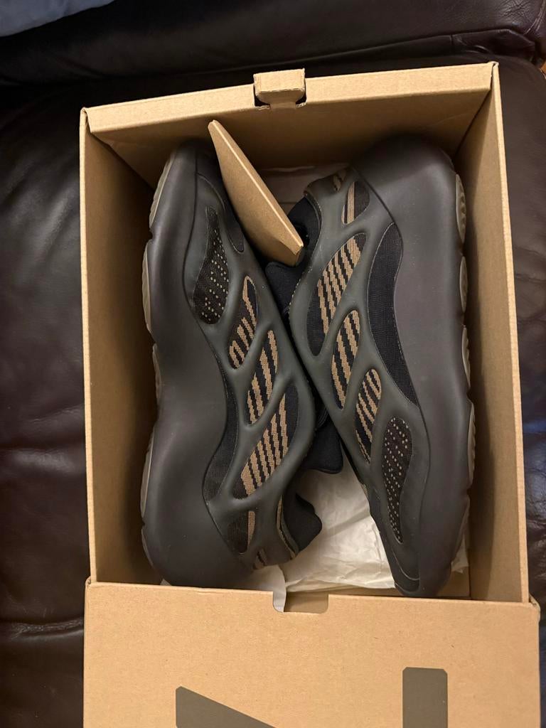 Yeezy 700 V3 Clabro - Maat 44 2/3, Ophalen, Zo goed als nieuw