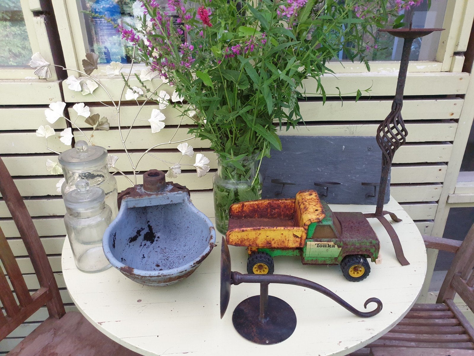 Vintage Tonka truck, gietijzeren voerbak en  brocante decora, Antiek en Kunst, Ophalen