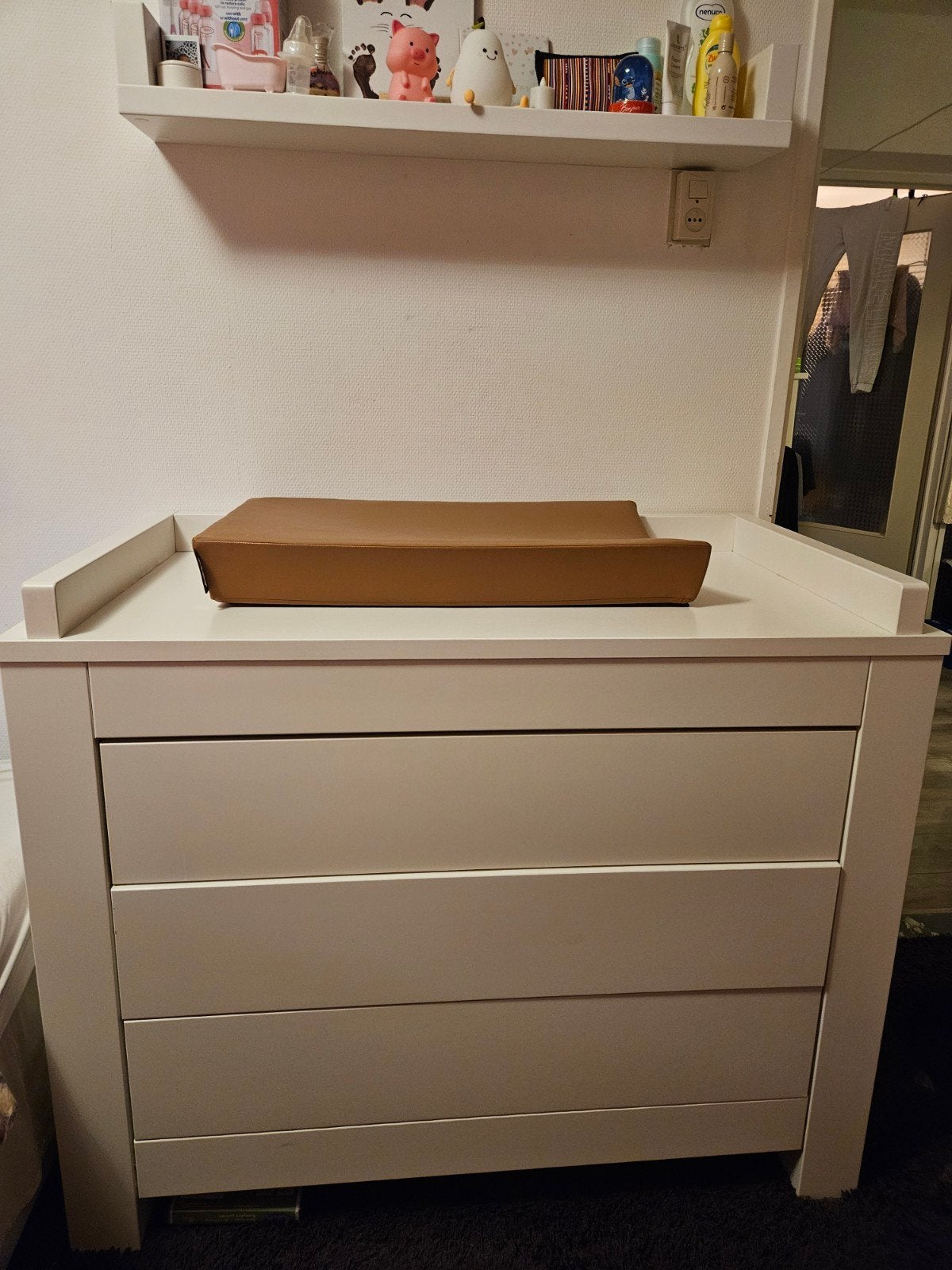 Witte commode met 3 lades en opstaande rand inclusief kussen, Ophalen, Gebruikt, 50 tot 70 cm, 75 tot 100 cm