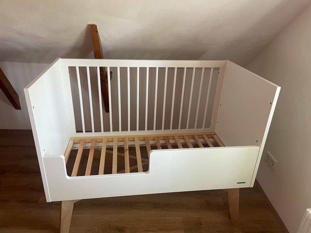 Witte ledikant, commode en wandplank, Ophalen, Zo goed als nieuw, Minder dan 140 cm, Minder dan 70 cm