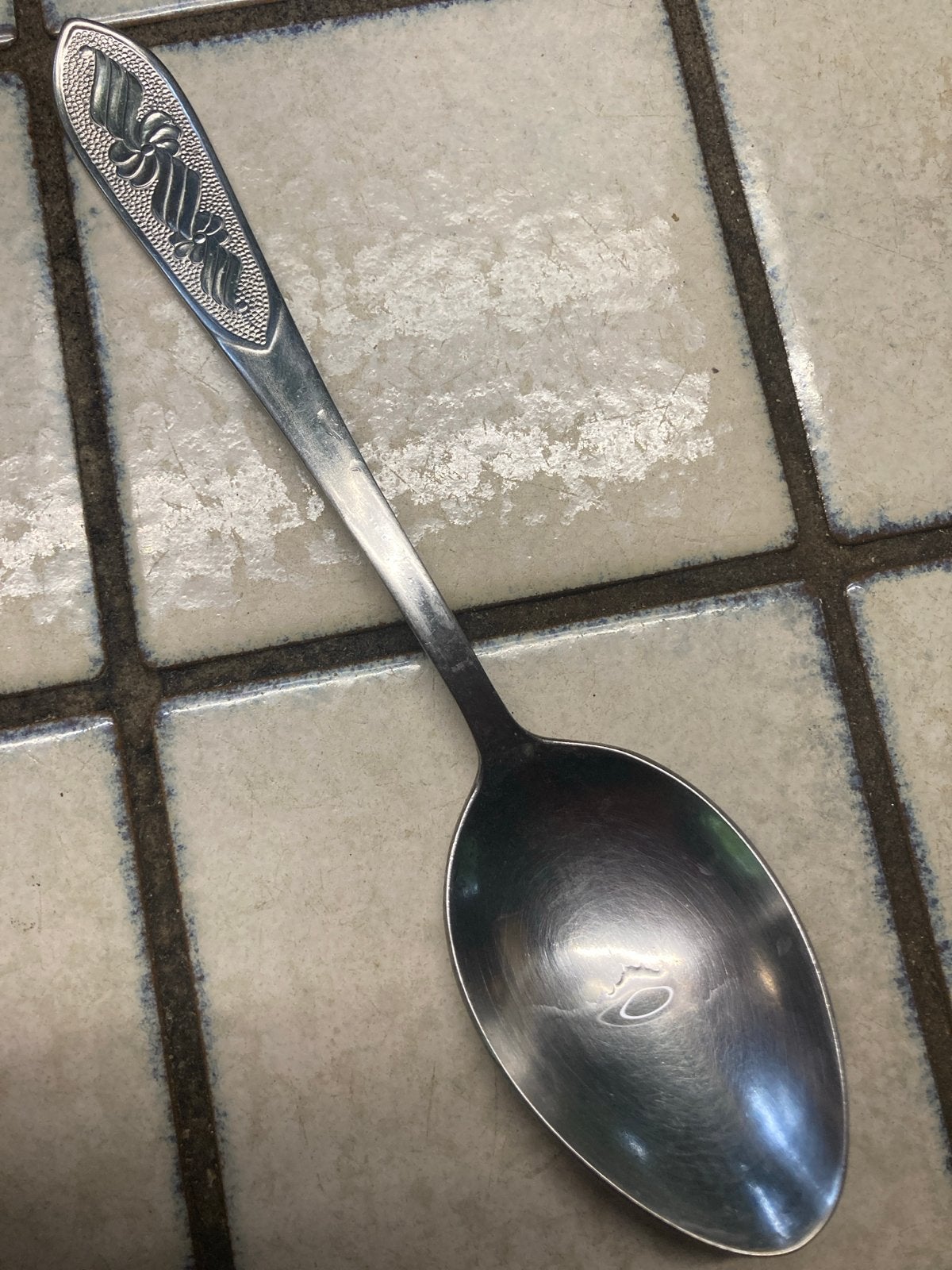 Vintage zilverkleurige lepel met sierlijk handvat, Antiek en Kunst, Ophalen of Verzenden