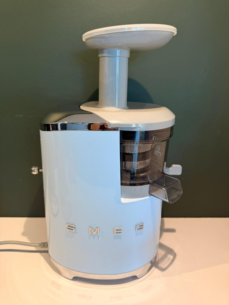 SMEG Slowjuicer SJF01 Pastelblauw – Nieuwstaat 🍏💙, Ophalen, Nieuw, Elektrisch, Slowjuicer