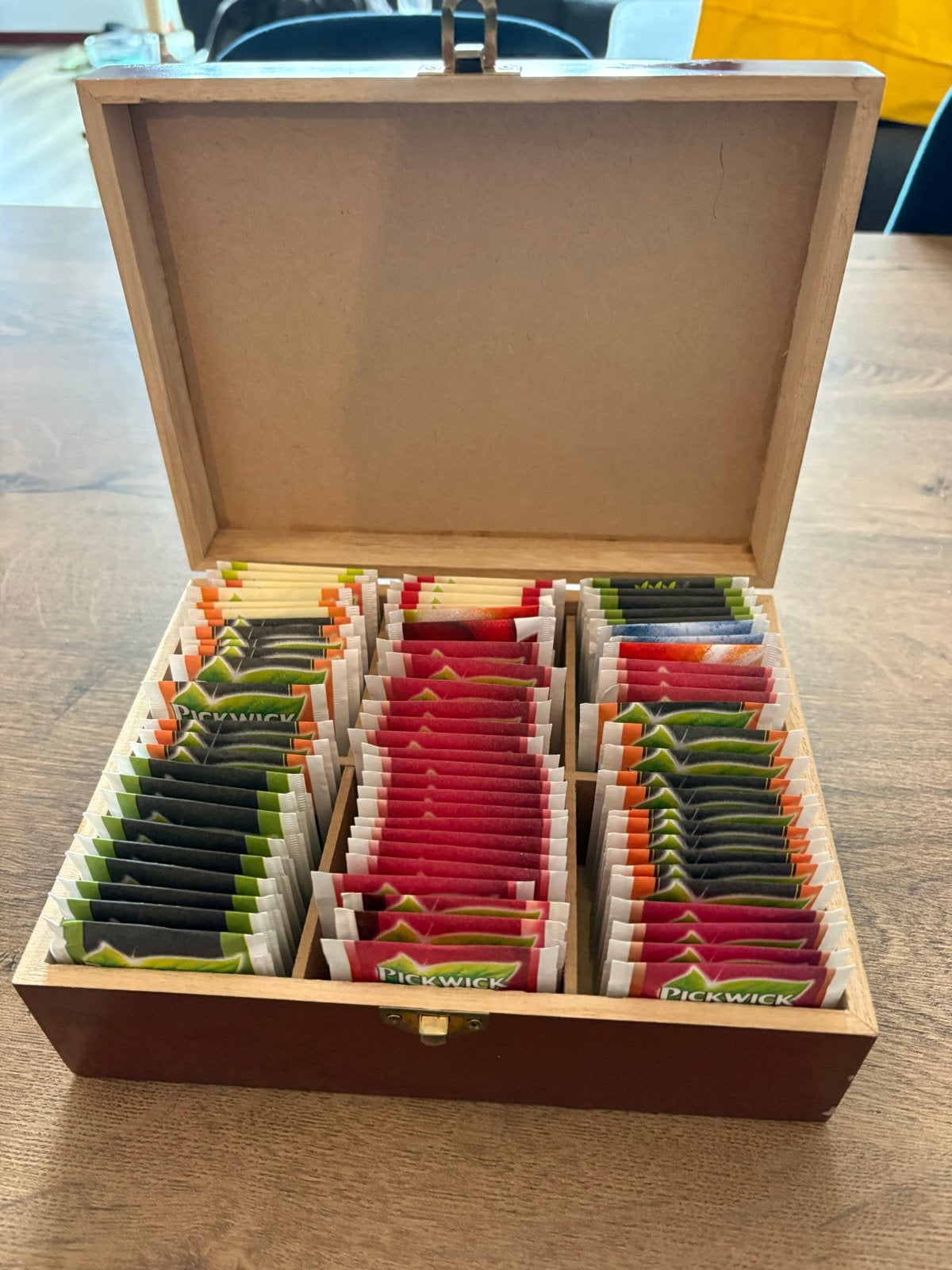 Theedoos met diverse theezakjes, Ophalen, Opbergdoos, Vol