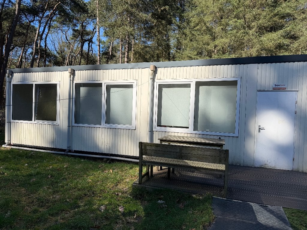 Ruime, nette woonunit + extra materiaalschuur totaal 114 m², Ophalen