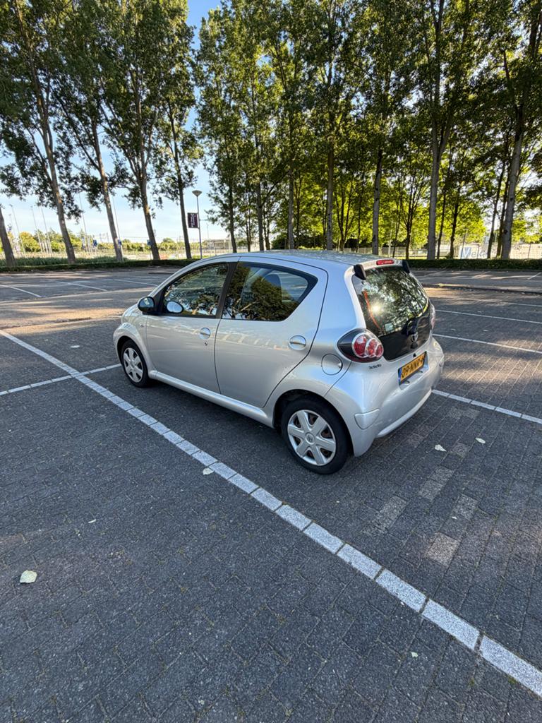 Toyota Aygo 1.0 12V Vvt-i 5DRS MMT 2010 Grijs Automaat Airco, Auto's, 4 stoelen, 68 pk, Origineel Nederlands, Particulier
