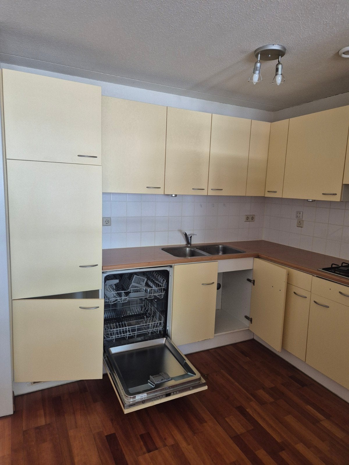 Gratis af te halen: Complete keuken met apparatuur, Huis en Inrichting, Keuken | Complete keukens, Gebruikt, Hoekkeuken, Crème