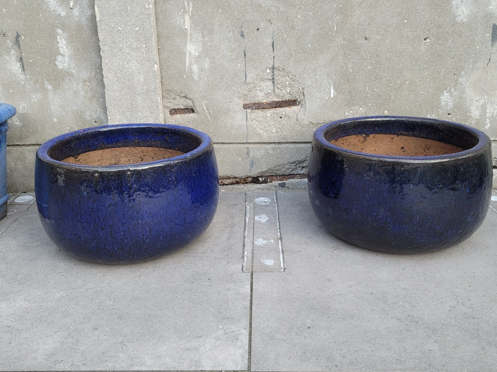 Twee blauwe geglazuurde bloempotten, Gebruikt, Rond, Minder dan 40 cm, Balkon