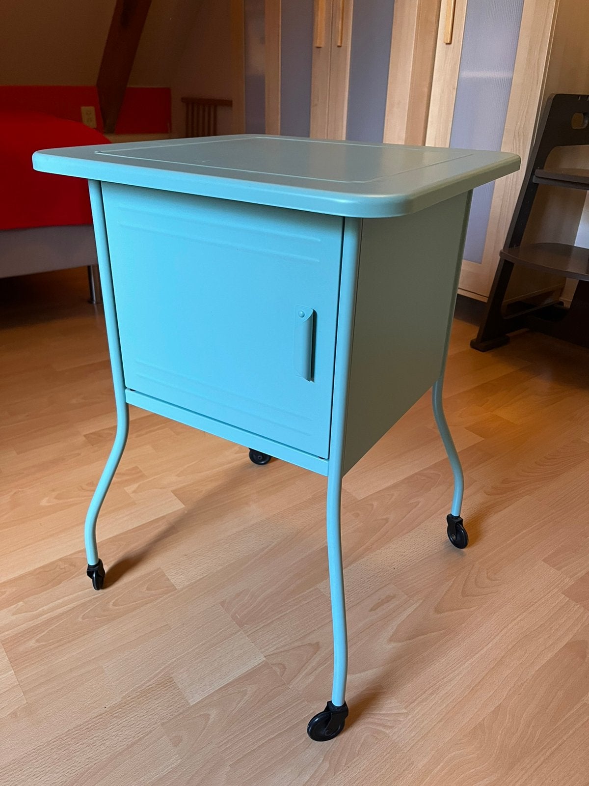 Nachtkasje van IKEA, Huis en Inrichting, Slaapkamer | Nachtkastjes, Ophalen, Metaal of Aluminium, 55 tot 70 cm, Zo goed als nieuw