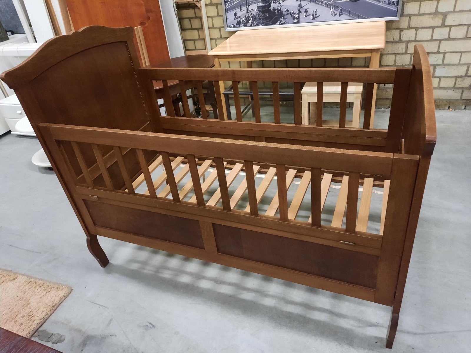 Antiek kinderbed 70×140 met neerklapbare zijkanten