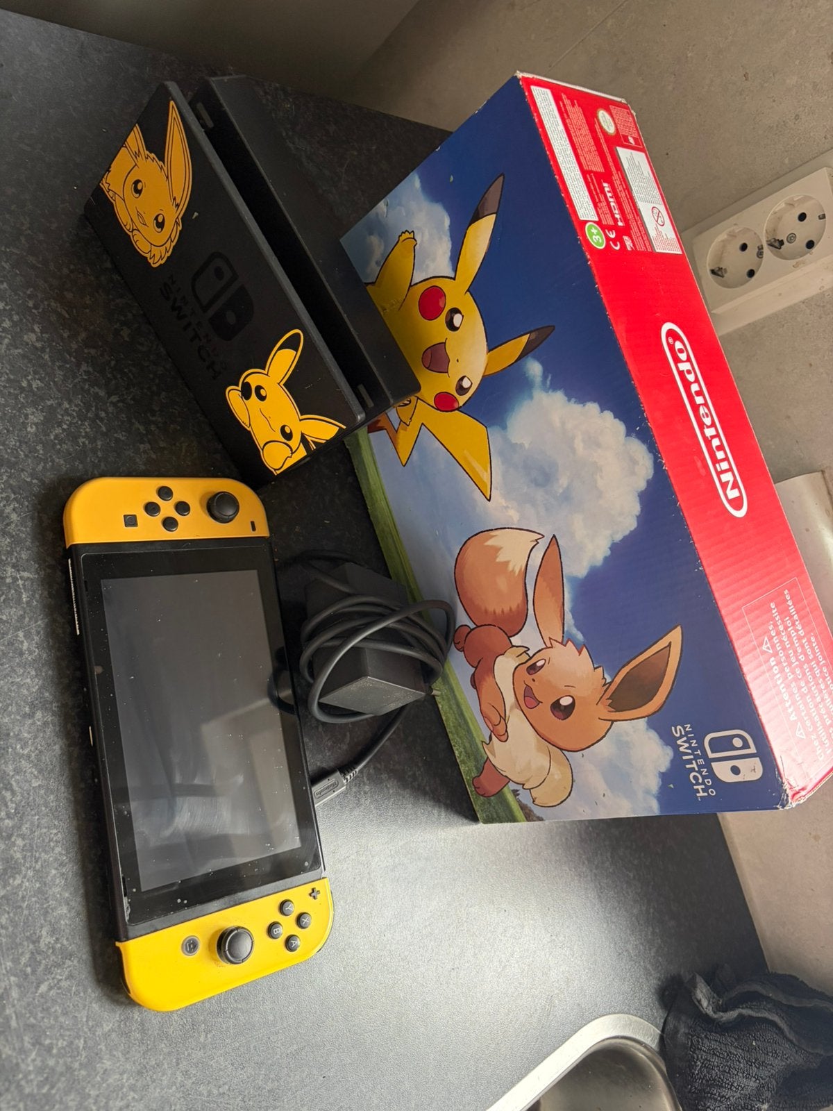 Nintendo switch pokemon editie, Ophalen, Met games, Met 2 controllers, Zo goed als nieuw
