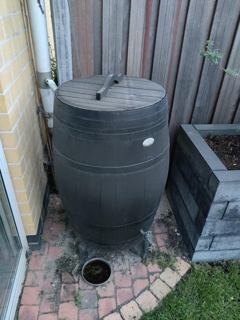 Regenton Rondomton 220L met deksel, kraantje en verhoging, Ophalen, Gebruikt, Met kraantje, 150 liter of meer
