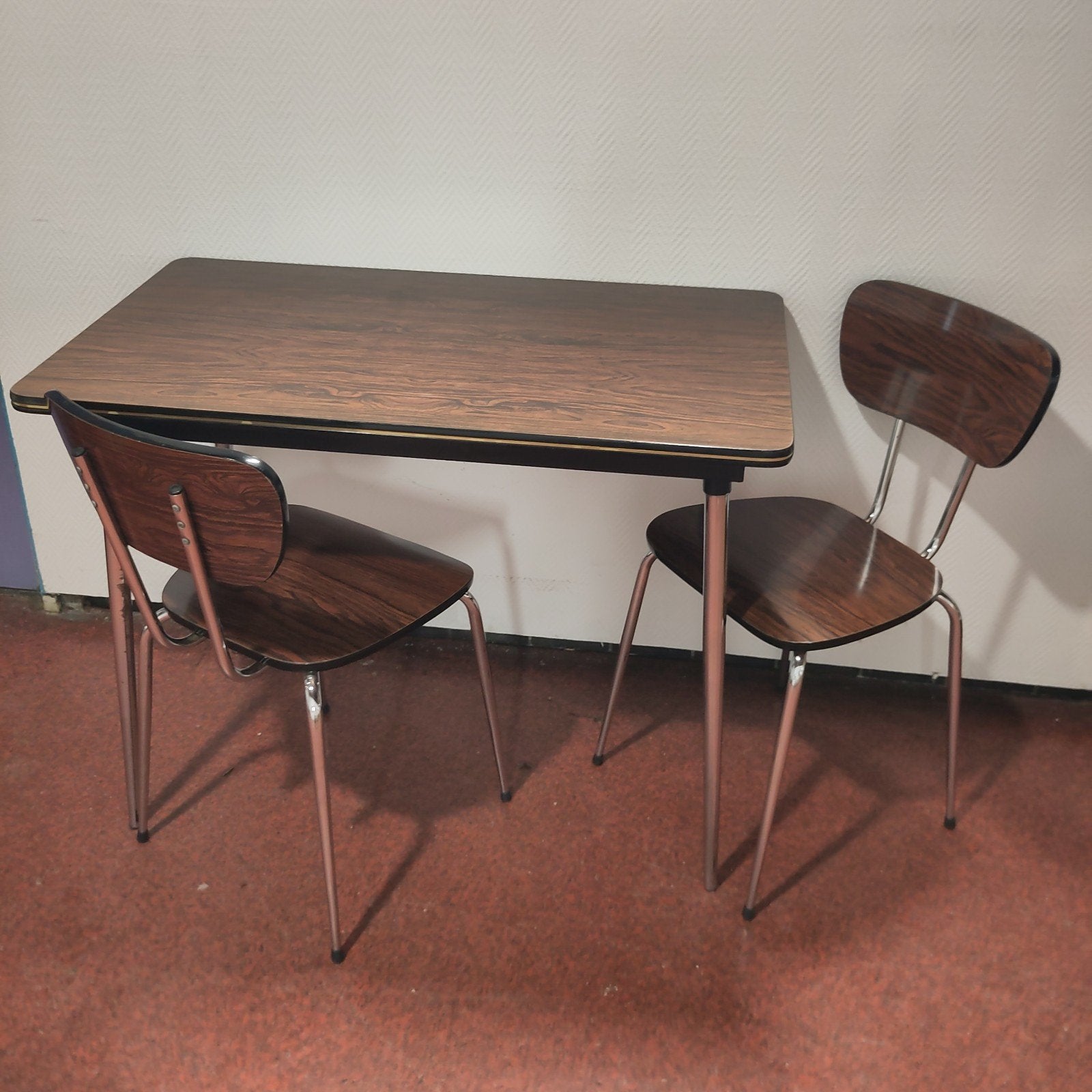 jaren 60 70 formica eettafel en 2 stoelen bruin, Gebruikt, 50 tot 100 cm, Vintage, Rechthoekig