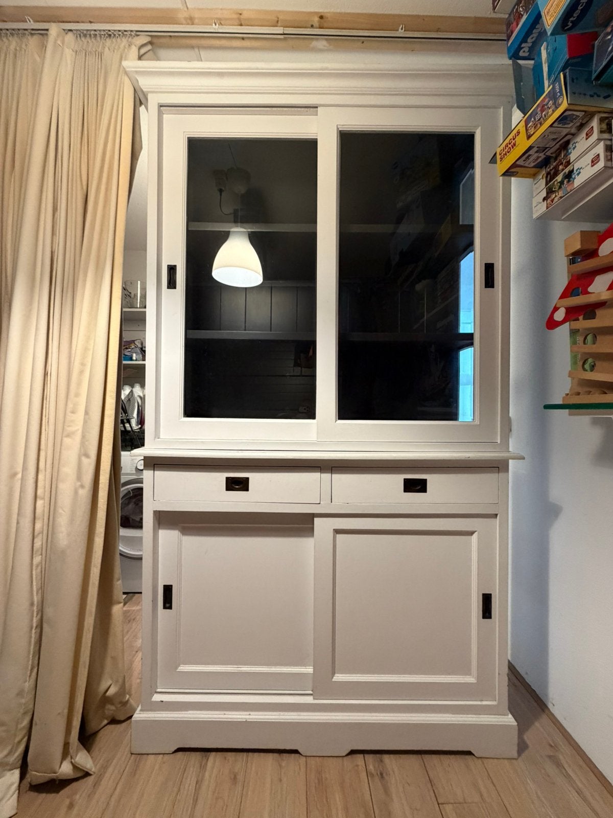 Landelijke buffetkast wit met grijs interieur, glazen deuren, Huis en Inrichting, Kasten | Buffetkasten, Ophalen, Gebruikt, 200 cm of meer