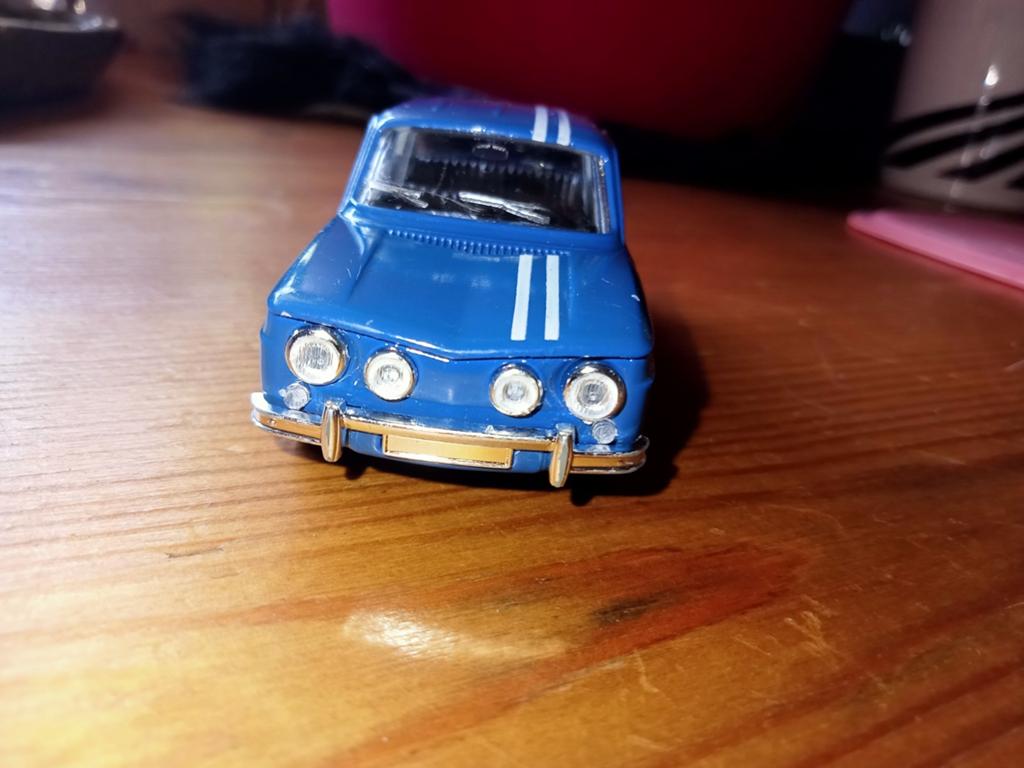 Een Renault 8 uit de vroegere jaren, ca 9 cm lang, Ophalen of Verzenden, Auto