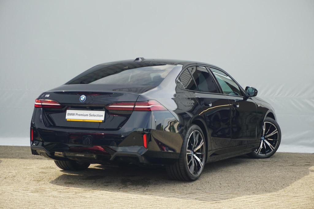 BMW i5 Sedan eDrive40 M Sportpakket 20'' / Panoramadak / Com, Stof, Zwart, 84 kWh, Sedan