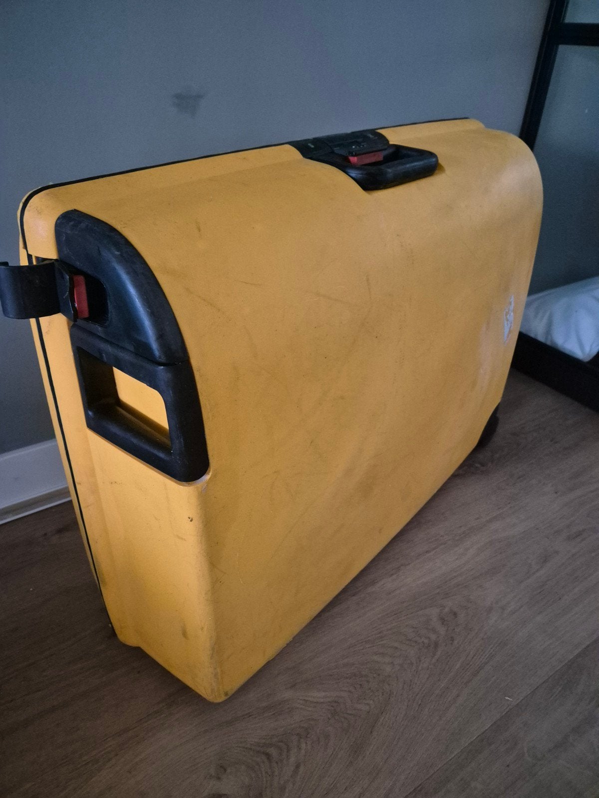 Grote Carlton Koffer - Geel, met gebruikssporen, Sieraden, Tassen en Uiterlijk, Koffers, Gebruikt, Hard kunststof, 45 tot 55 cm