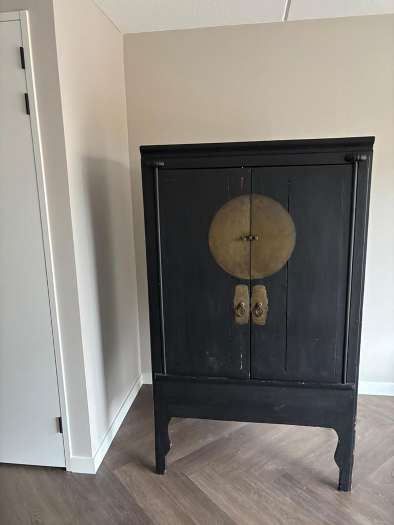 Mooie mat zwarte chinese bruidskast met messing details, Ophalen of Verzenden, Gebruikt