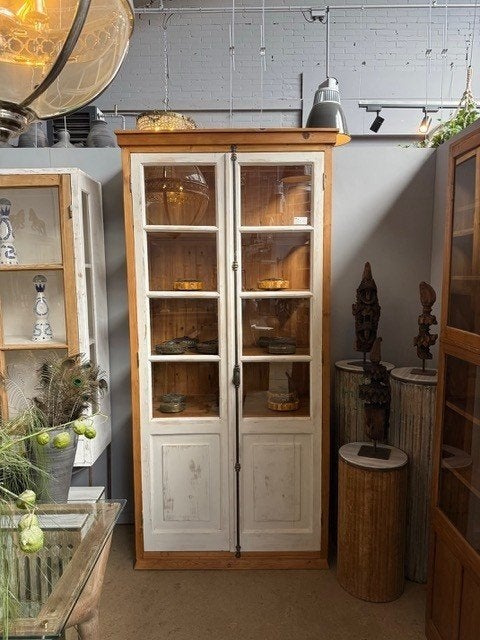 Vintage grenen vitrinekast met glazen deuren en witte patina, Ophalen of Verzenden, Zo goed als nieuw, Meerkleurig, Hout