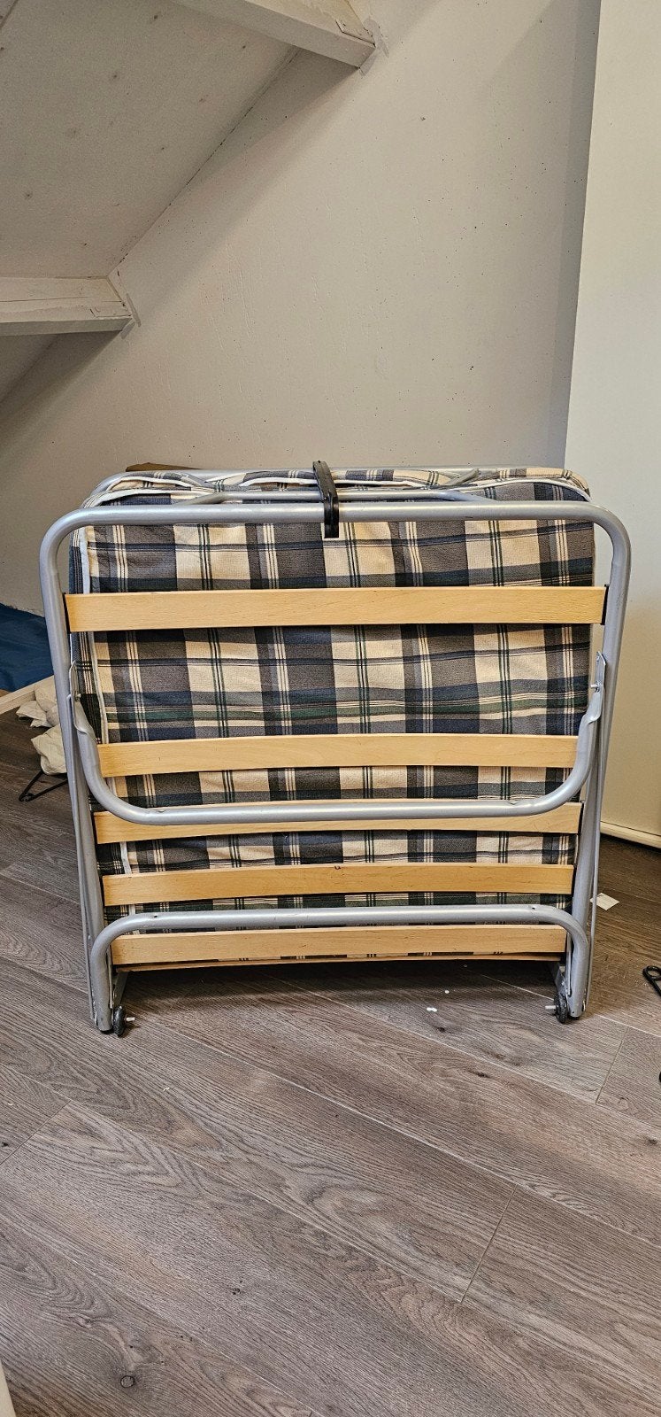 Opvouwbaar logeerbed met geruit matras, Huis en Inrichting, 80 cm, Metaal, Verstelbaar, Gebruikt