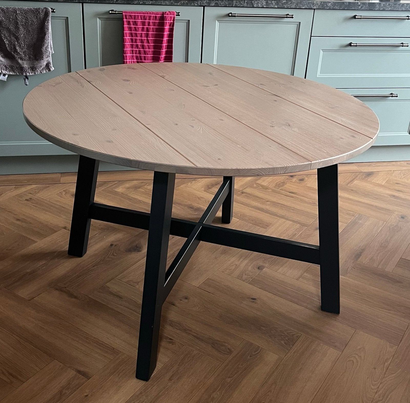 Ronde eettafel met houten blad en zwart onderstel