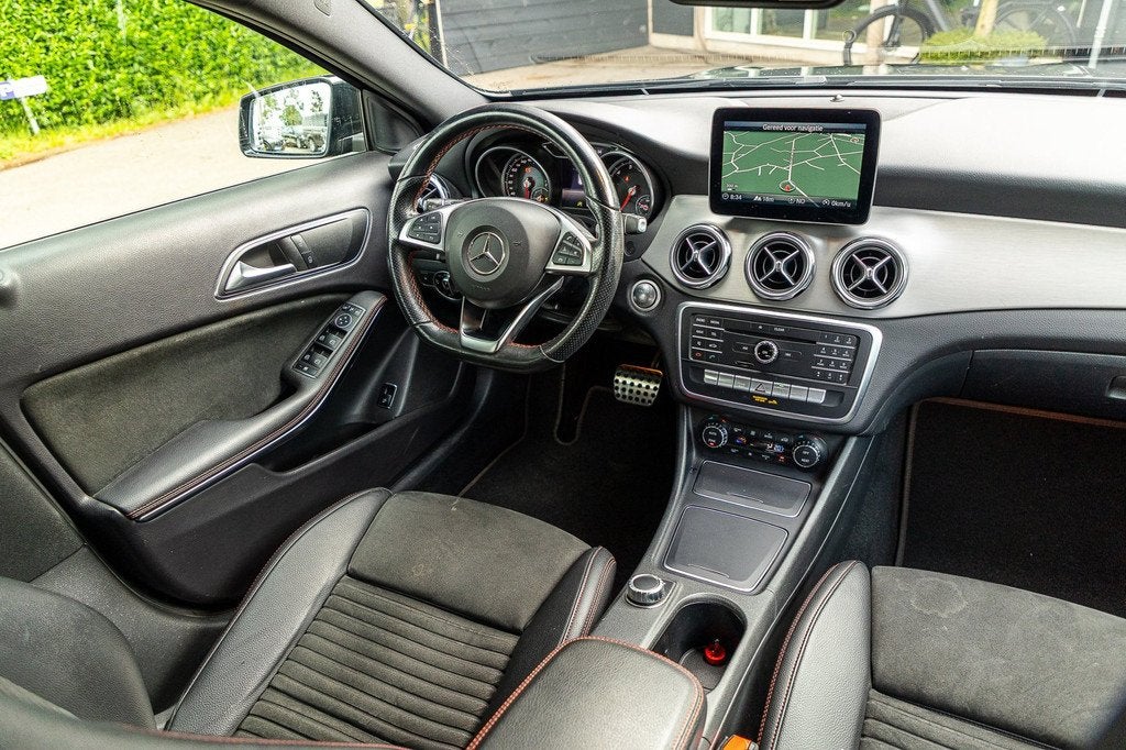 Mercedes-Benz GLA-klasse 180 Business Solution AMG Night Upg, Auto's, Mercedes-Benz, Gebruikt, 4 cilinders, 715 kg, 1595 cc