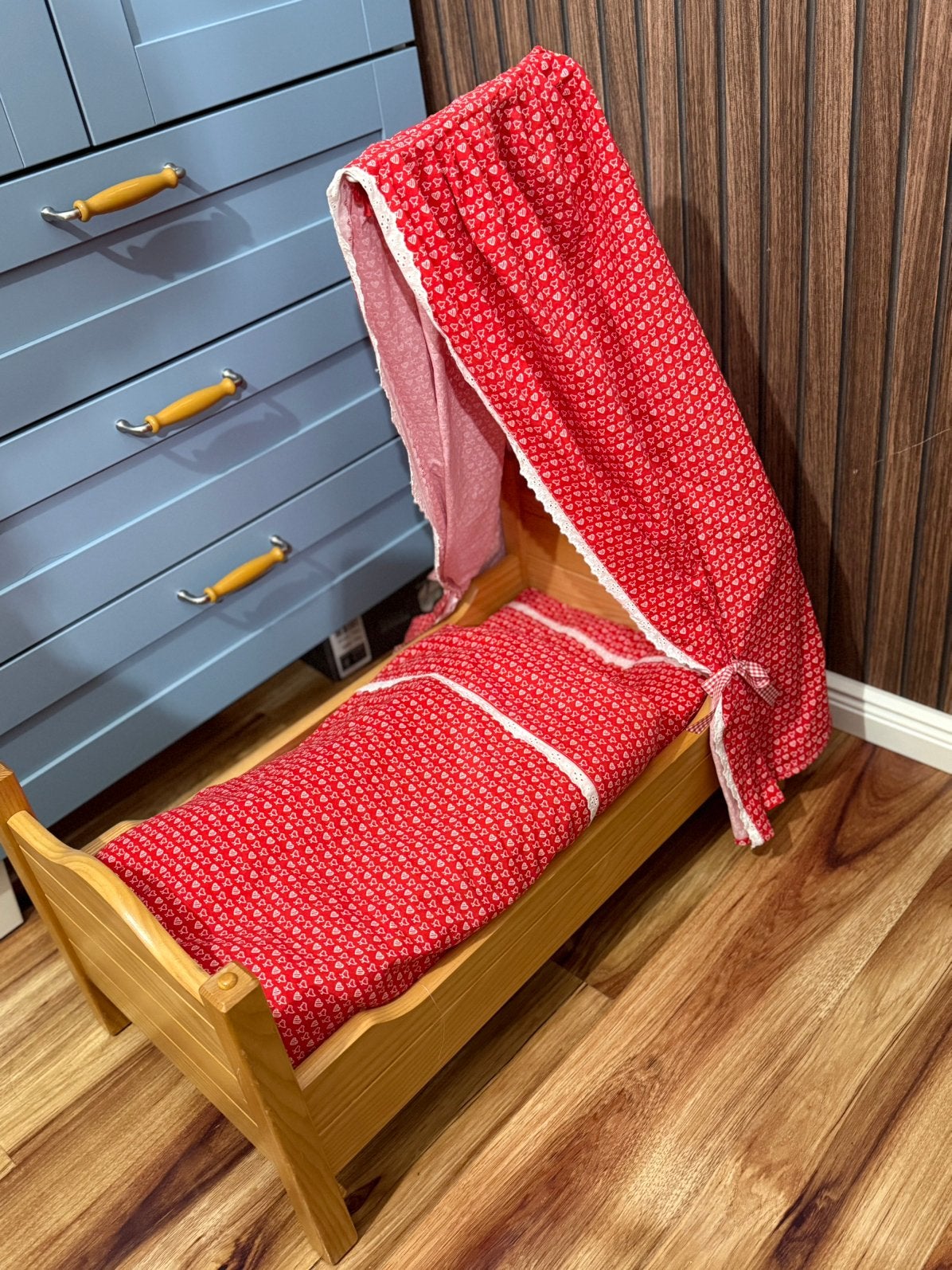 Poppenbed groot van massief hout met beddengoed, Ophalen, Zo goed als nieuw, Overige typen