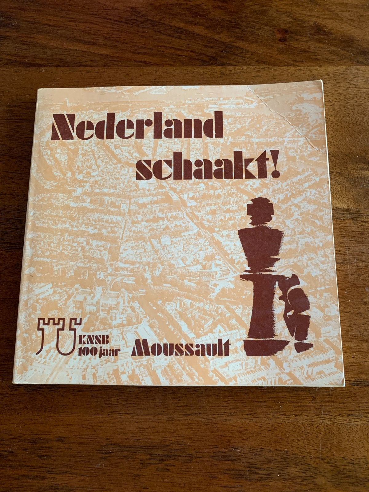 Nederland schaakt! KNSB 100 jaar Moussault 1974, Boeken, Ophalen of Verzenden, Gelezen, Denksport