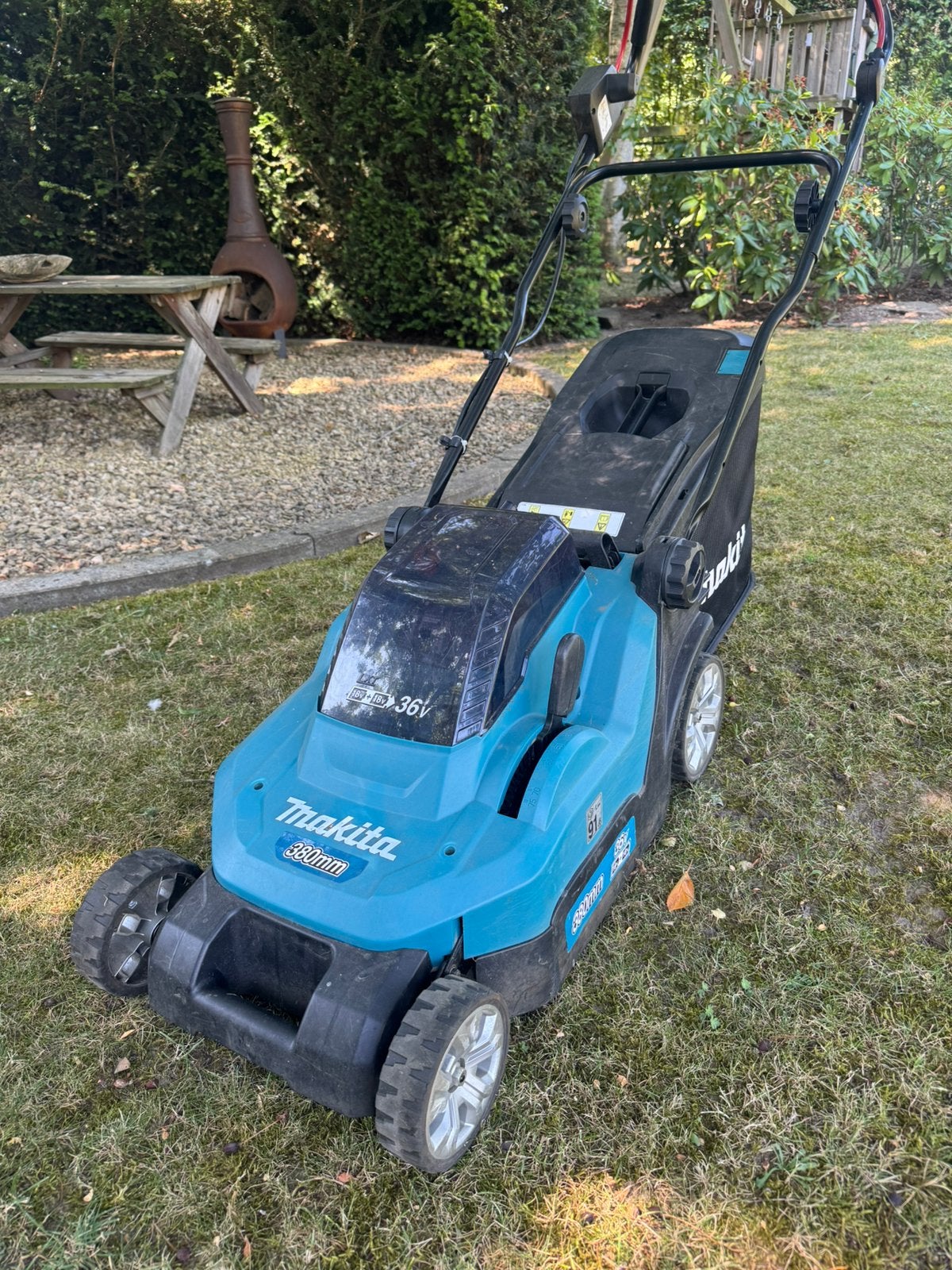 Makita Accu Grasmaaier 36V (2x18V) 38cm - Zonder Accu's, Tuin en Terras, Grasmaaiers, Ophalen, Cirkelmaaier, Gebruikt, Accu-grasmaaier
