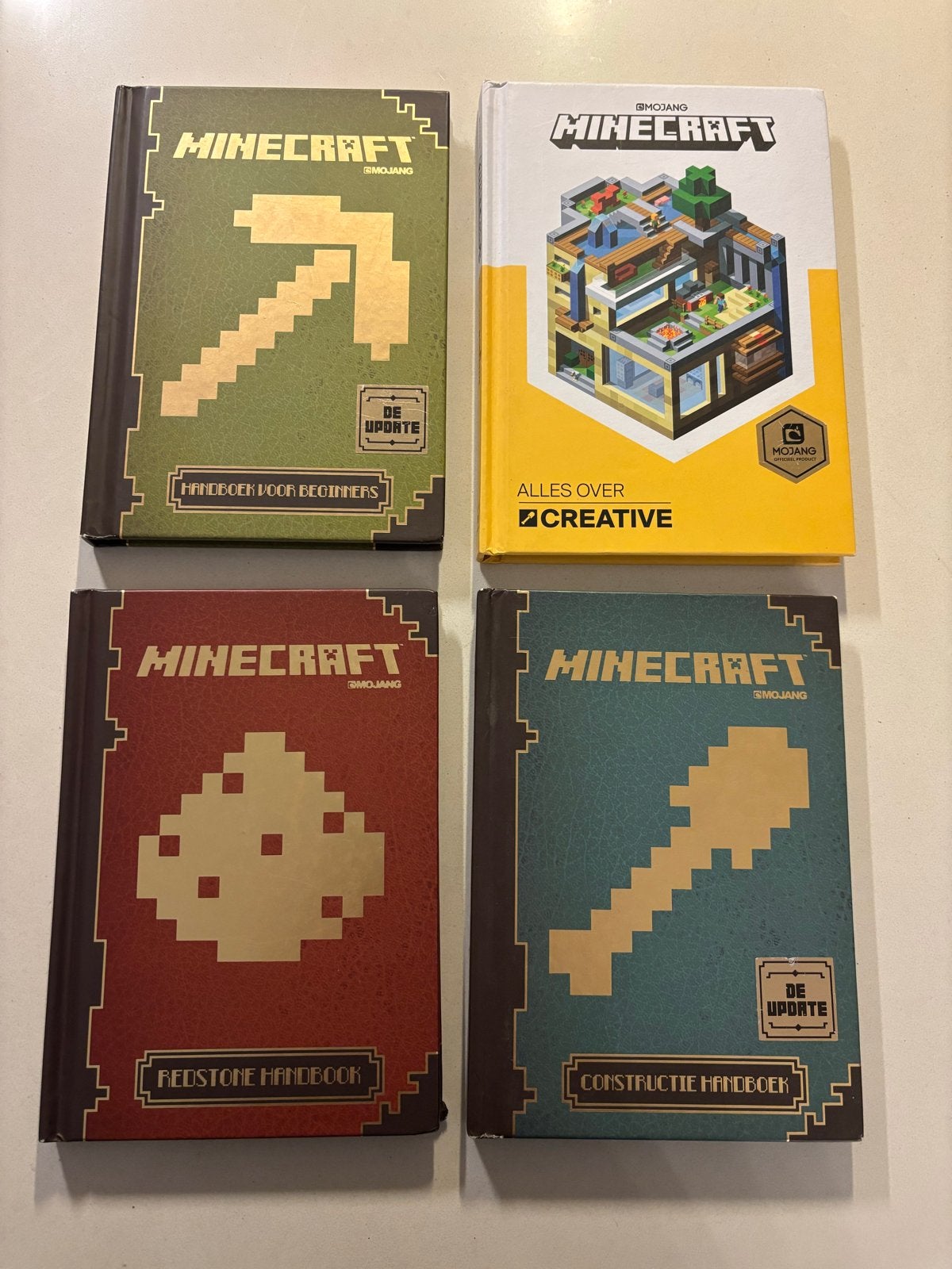 Mojang Minecraft Handboeken Set - 4 Boeken oa redstone!, Ophalen of Verzenden, Zo goed als nieuw, Fictie algemeen