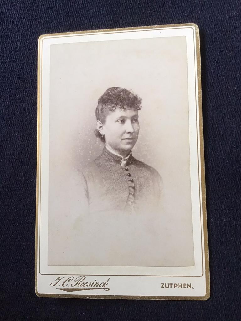 CDV, Indische dame, J.C. REESINCK, ZUTPHEN, Carte de Visite, Ophalen of Verzenden, Voor 1940, Gebruikt, Foto