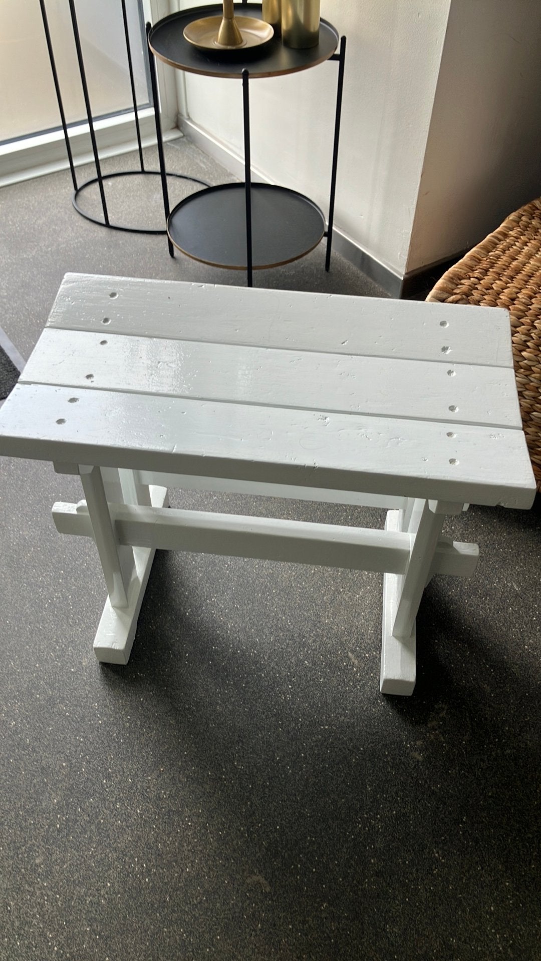 Wit houten tuinbankje, Ophalen