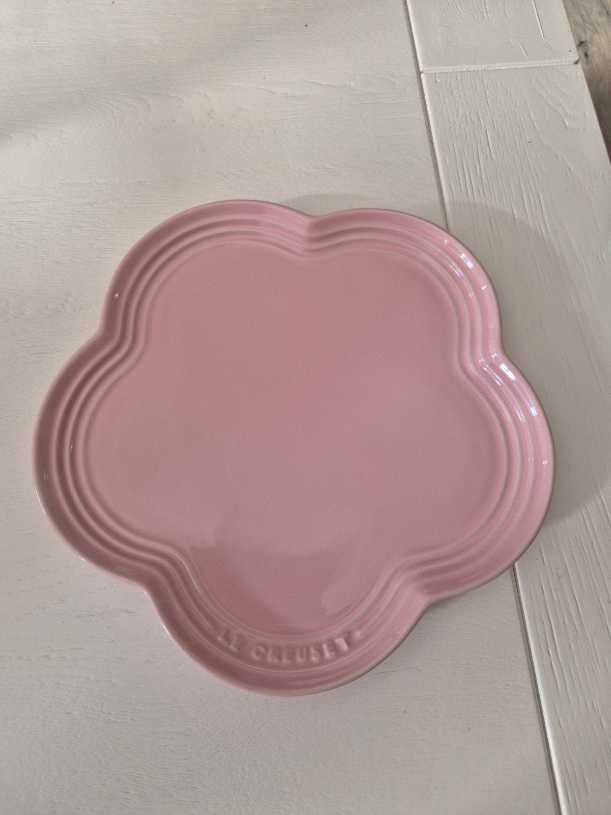 Le Creuset Bloemvormig Bord - Chiffon Pink, Nieuw, Ophalen of Verzenden, Bord(en), Modern
