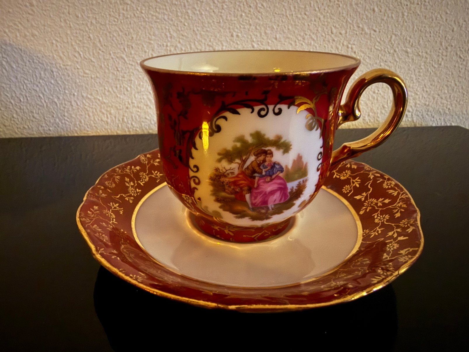 Vintage Porseleinen Kop en Schotel Bordeauxrood 24K Goud, Ophalen
