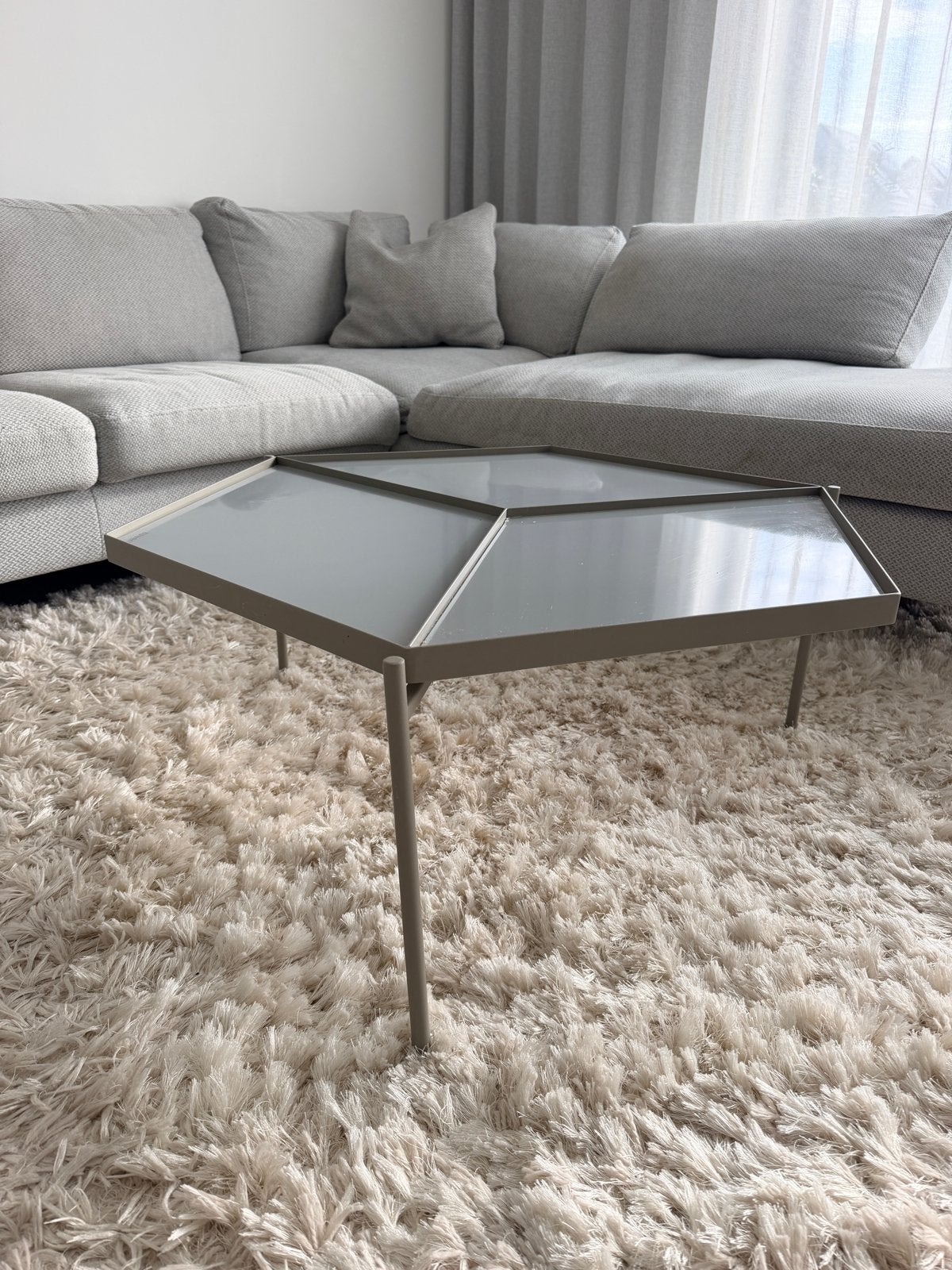 salontafel van Zuiver met glazen blad en beige poten, Ophalen, Gebruikt, 50 tot 100 cm, 50 tot 100 cm