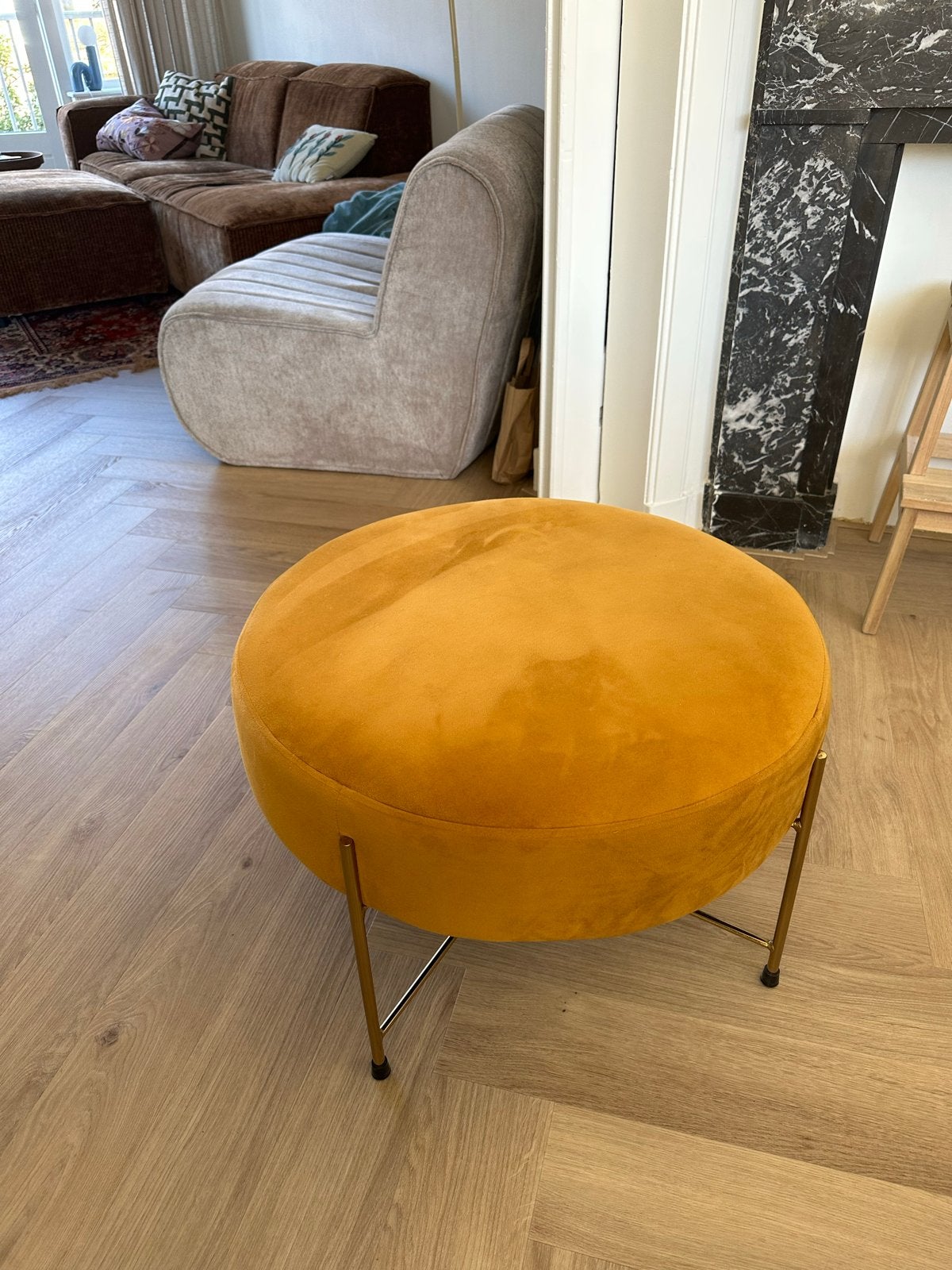 Gele ronde poef met gouden poten, Ophalen, Rond, Zo goed als nieuw, Stof