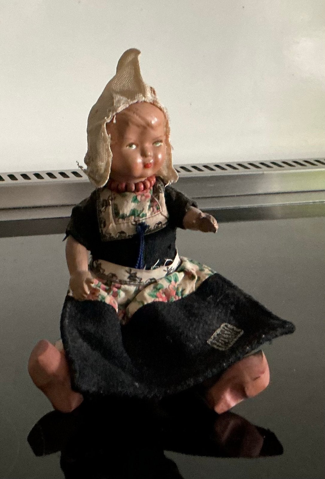 Vintage pop LASSIE met klederdracht en extra kleding, Verzamelen, Poppen, Ophalen, Gebruikt, Pop