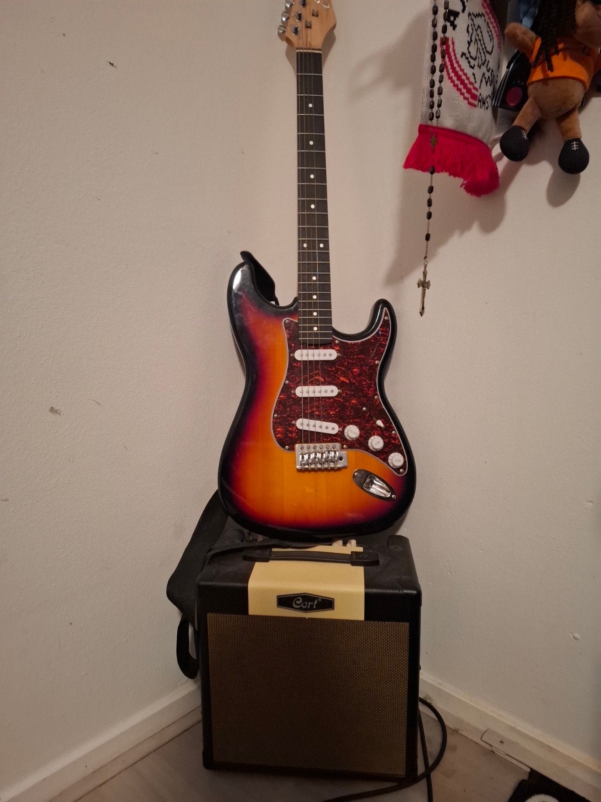 Elektrische gitaar met Cort versterker, Muziek en Instrumenten, Gebruikt, Met versterker, Solid body, Ophalen