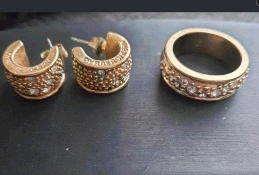 Dyrberg Kern goudkleurige metalen oorstekers met ring, Overige materialen, Verzenden, Zo goed als nieuw, Knopjes of Stekers