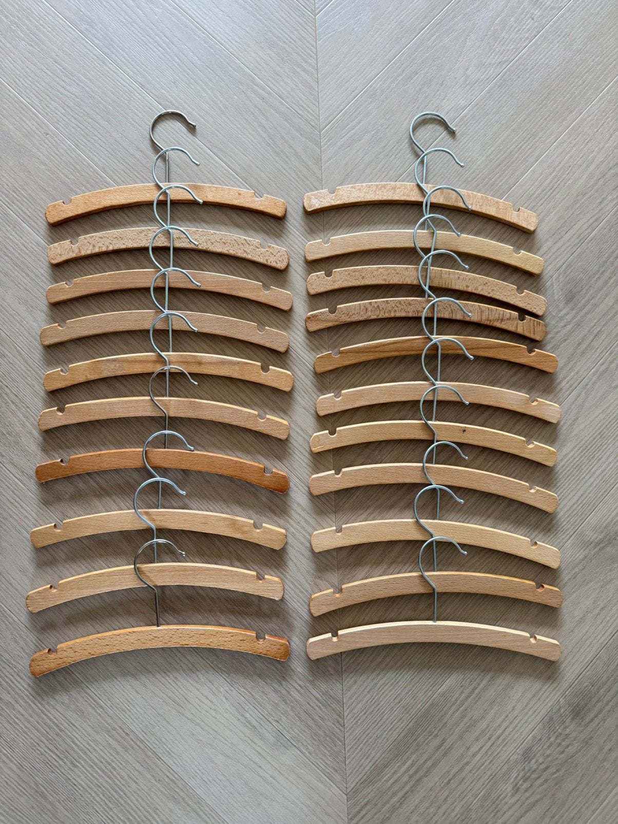 21 houten kledinghangers baby/kind, Ophalen of Verzenden, Gebruikt, Hout, Kinderen
