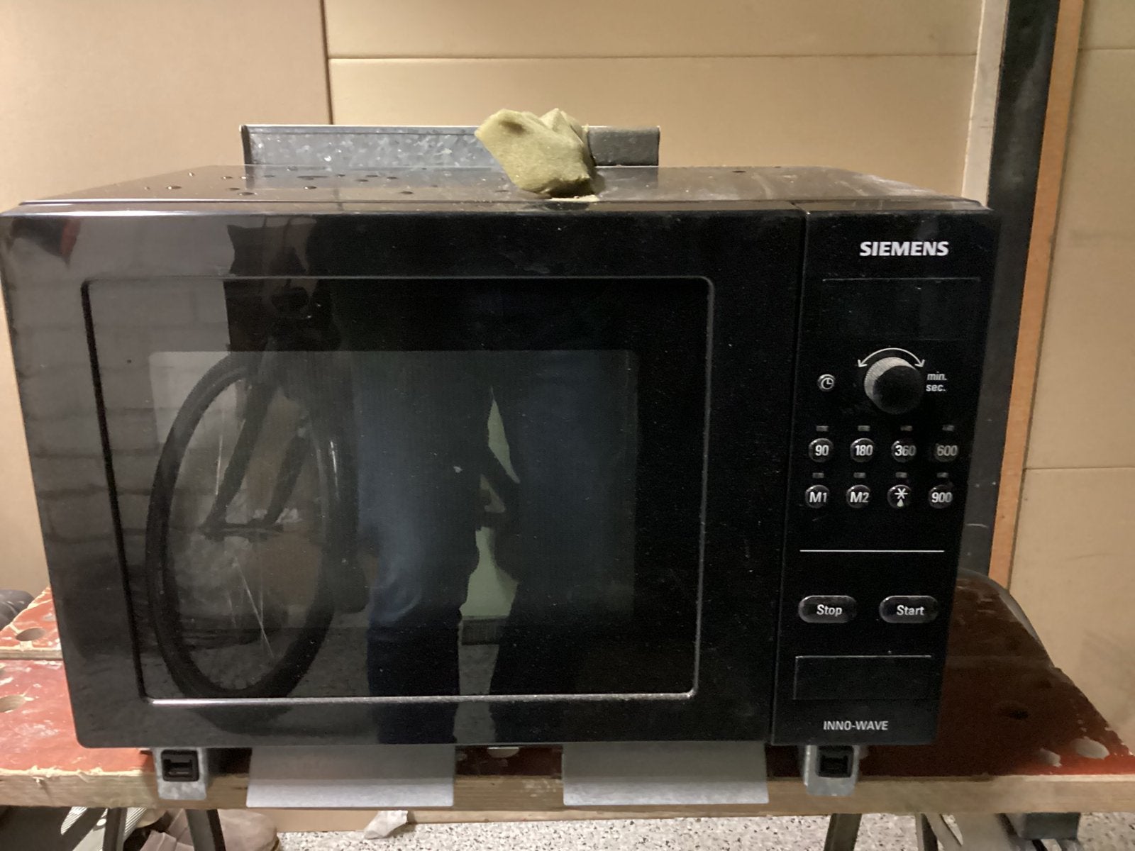 Inbouw magnetron, Ophalen, Inbouw
